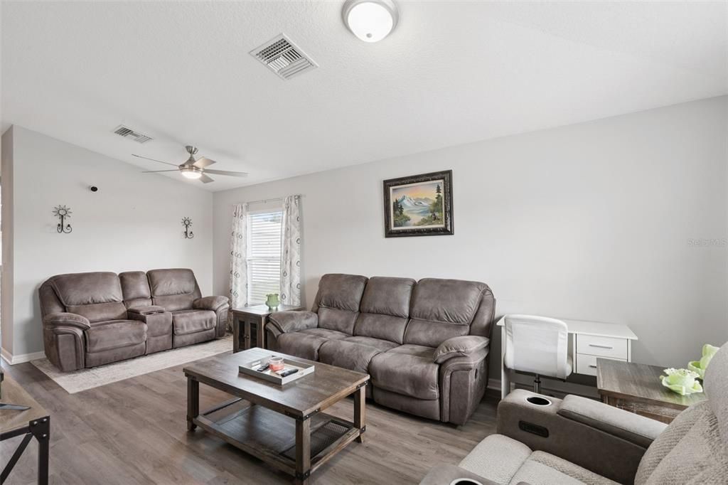 For Sale: $400,000 (3 beds, 2 baths, 1434 Square Feet)