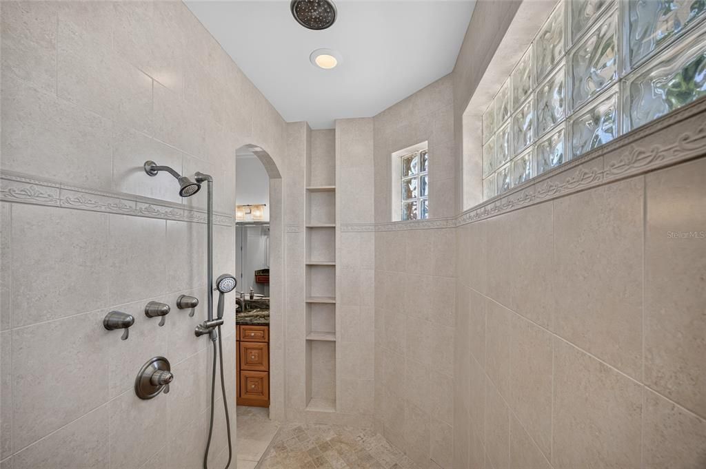 En Venta: $744,000 (3 camas, 2 baños, 2816 Pies cuadrados)