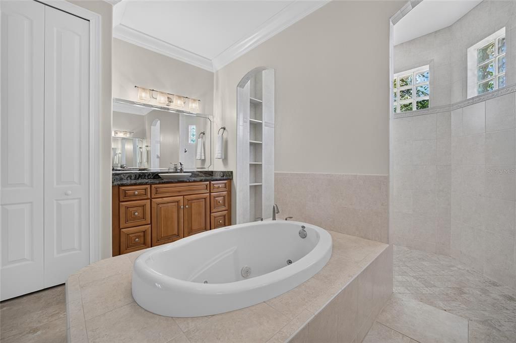En Venta: $744,000 (3 camas, 2 baños, 2816 Pies cuadrados)