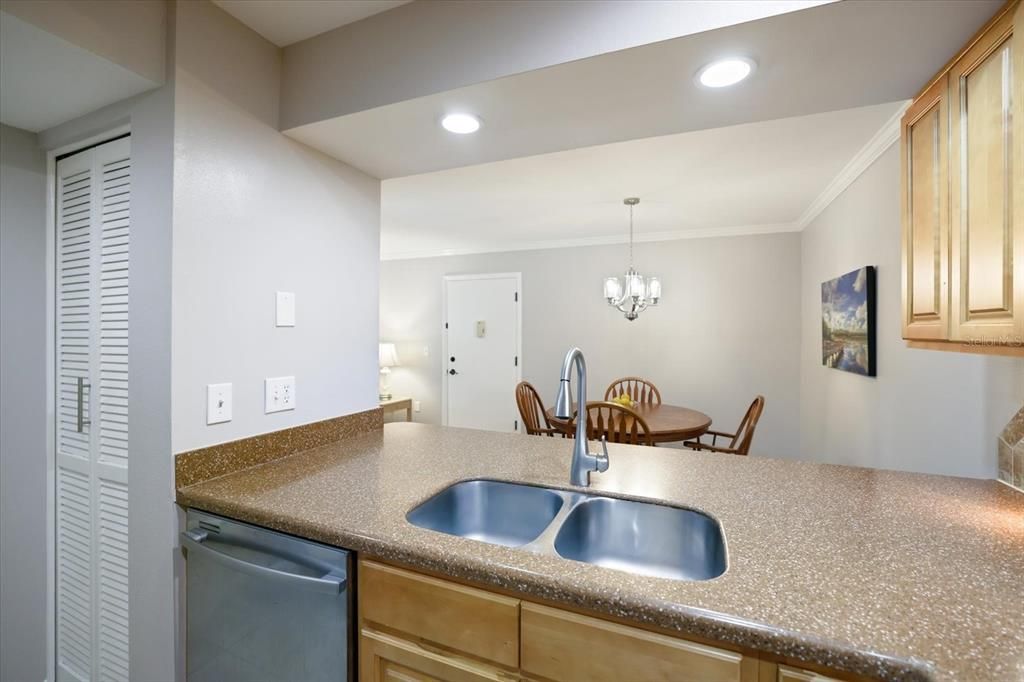 For Sale: $245,000 (2 beds, 2 baths, 1062 Square Feet)