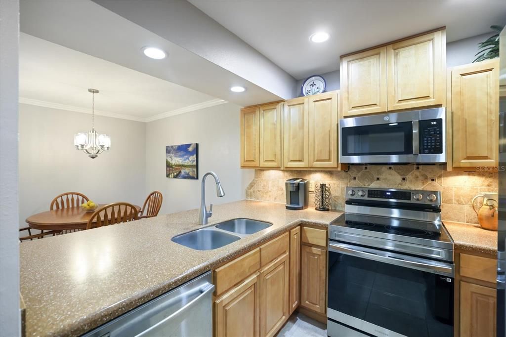 For Sale: $245,000 (2 beds, 2 baths, 1062 Square Feet)