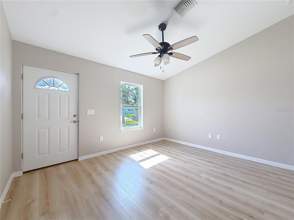 For Sale: $215,000 (3 beds, 2 baths, 1080 Square Feet)