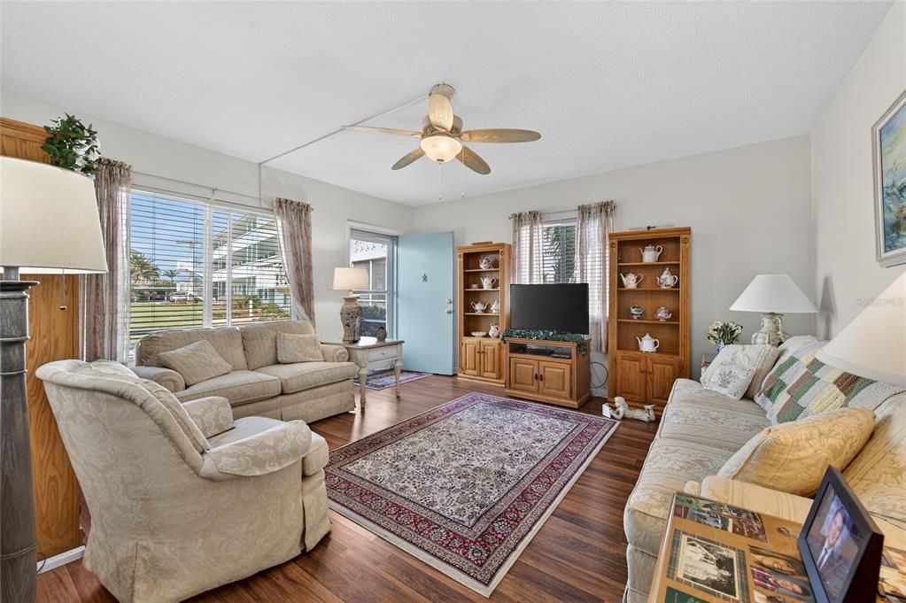 For Sale: $157,000 (2 beds, 1 baths, 816 Square Feet)