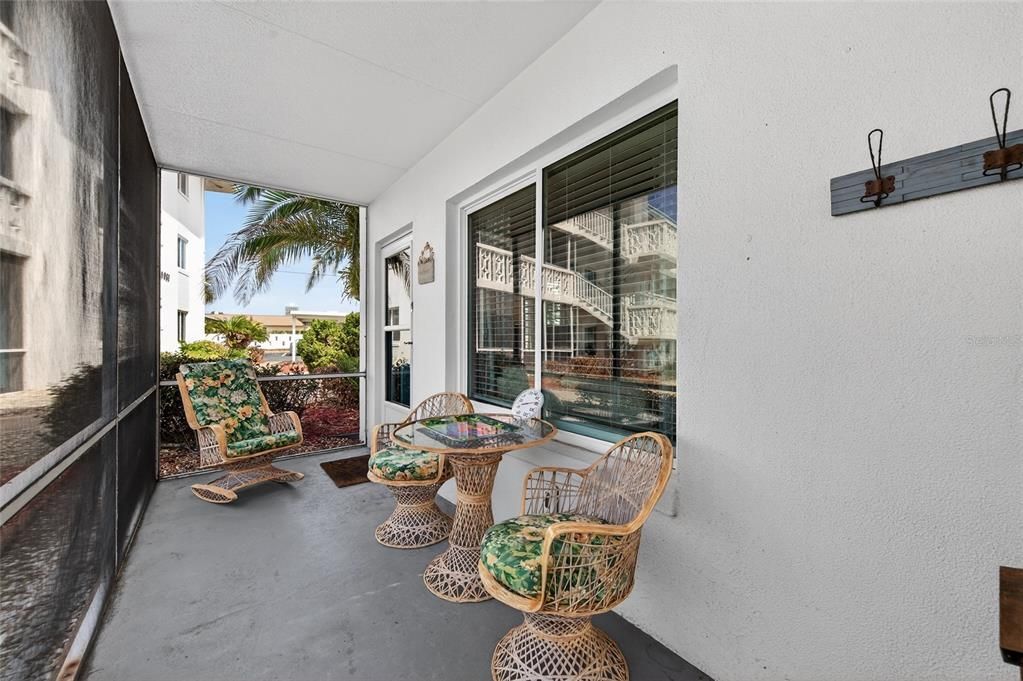 For Sale: $157,000 (2 beds, 1 baths, 816 Square Feet)