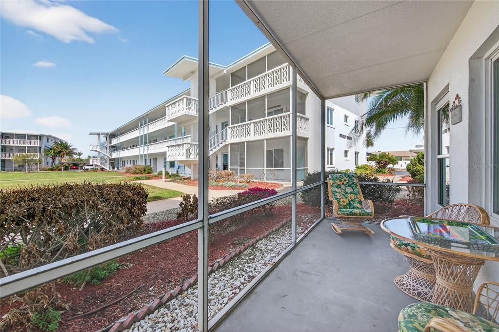 For Sale: $157,000 (2 beds, 1 baths, 816 Square Feet)