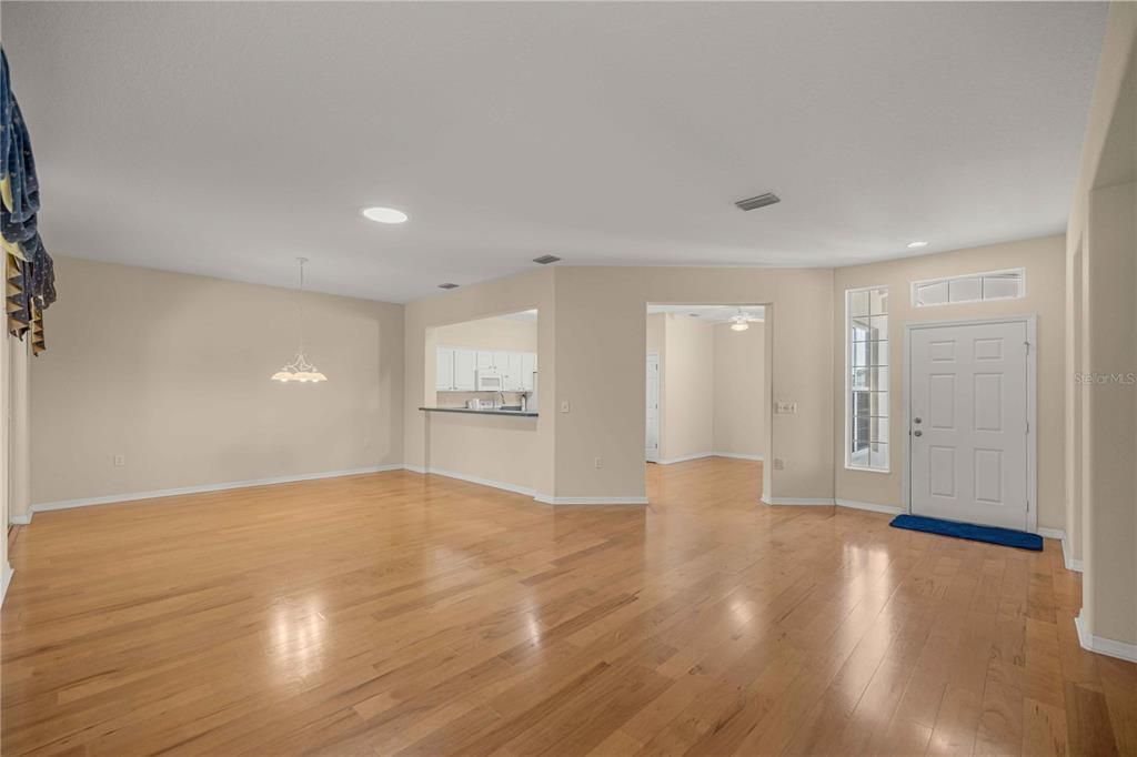 For Sale: $359,900 (2 beds, 2 baths, 1906 Square Feet)