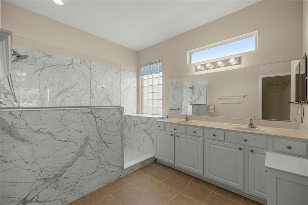 For Sale: $359,900 (2 beds, 2 baths, 1906 Square Feet)
