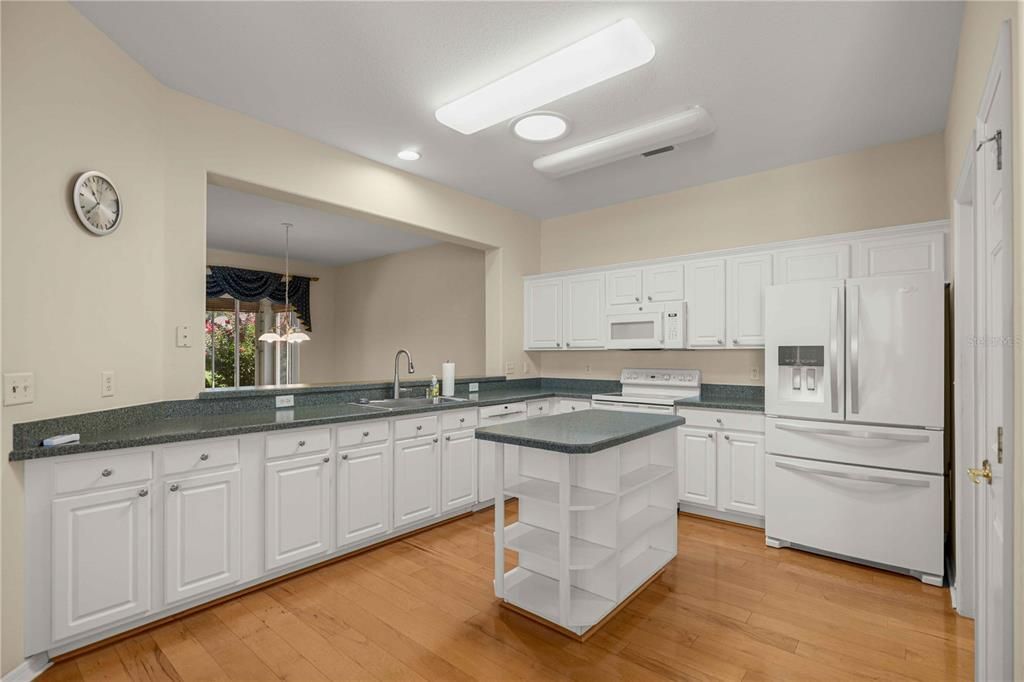 For Sale: $359,900 (2 beds, 2 baths, 1906 Square Feet)