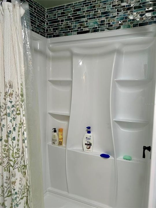 На продажу: $225,000 (2 спален, 1 ванн, 1025 Квадратных фут)