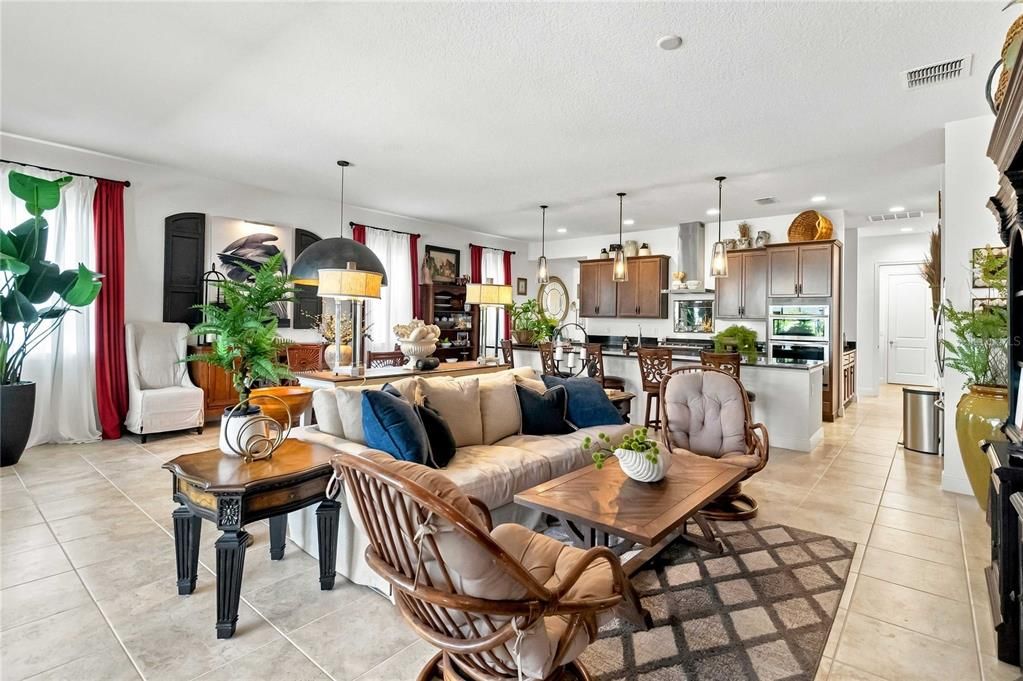 En Venta: $569,900 (3 camas, 3 baños, 2365 Pies cuadrados)