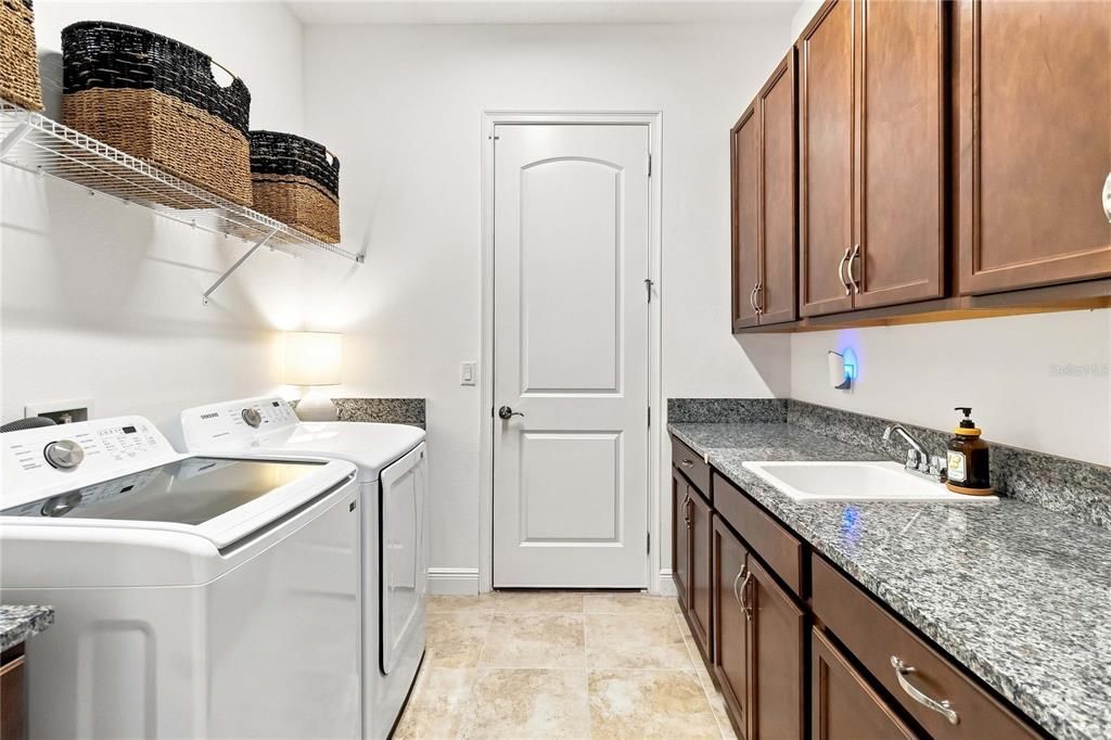 En Venta: $569,900 (3 camas, 3 baños, 2365 Pies cuadrados)