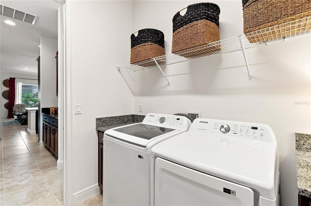 En Venta: $569,900 (3 camas, 3 baños, 2365 Pies cuadrados)