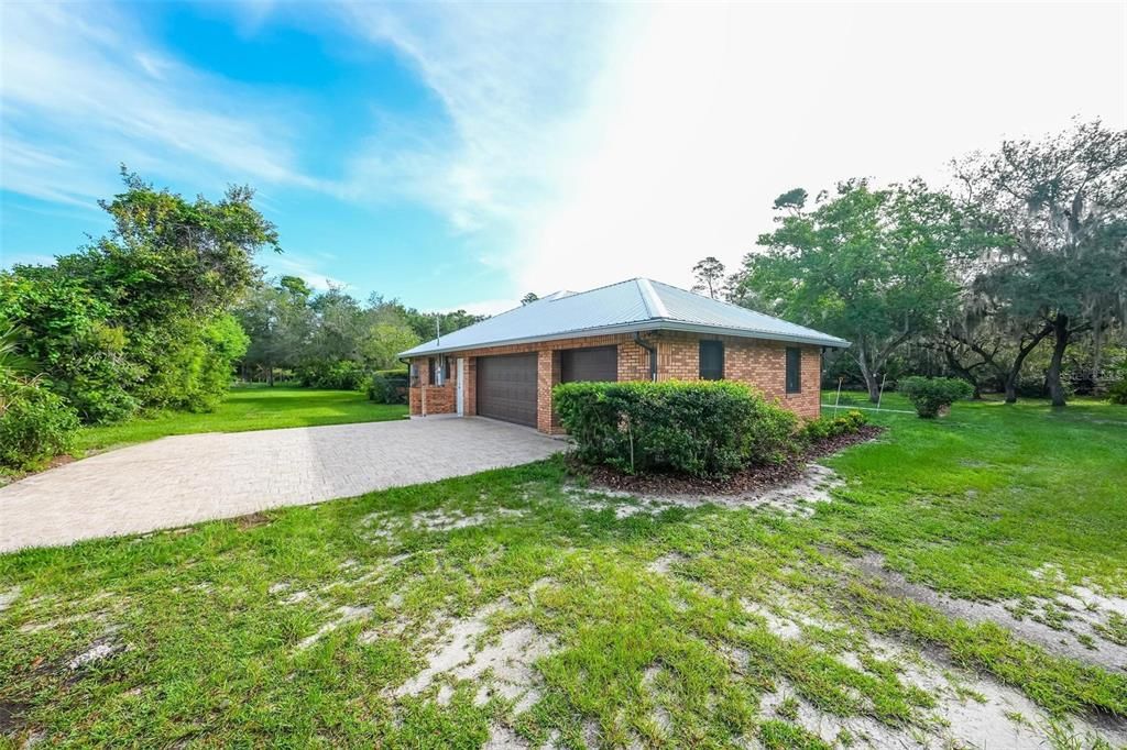 For Sale: $550,000 (3 beds, 2 baths, 2239 Square Feet)