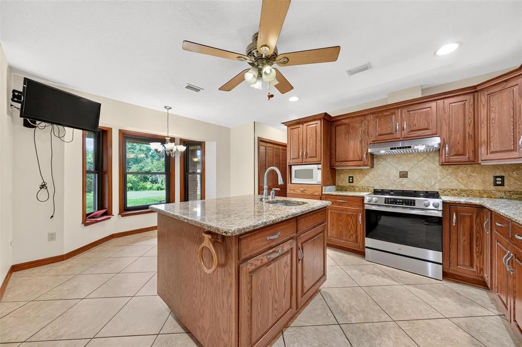 For Sale: $550,000 (3 beds, 2 baths, 2239 Square Feet)