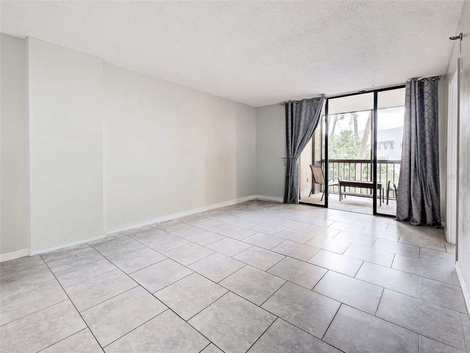For Sale: $104,900 (1 beds, 1 baths, 634 Square Feet)