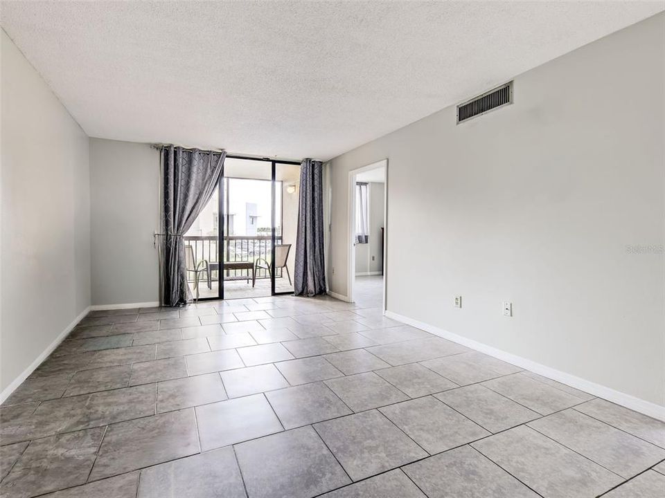 For Sale: $104,900 (1 beds, 1 baths, 634 Square Feet)