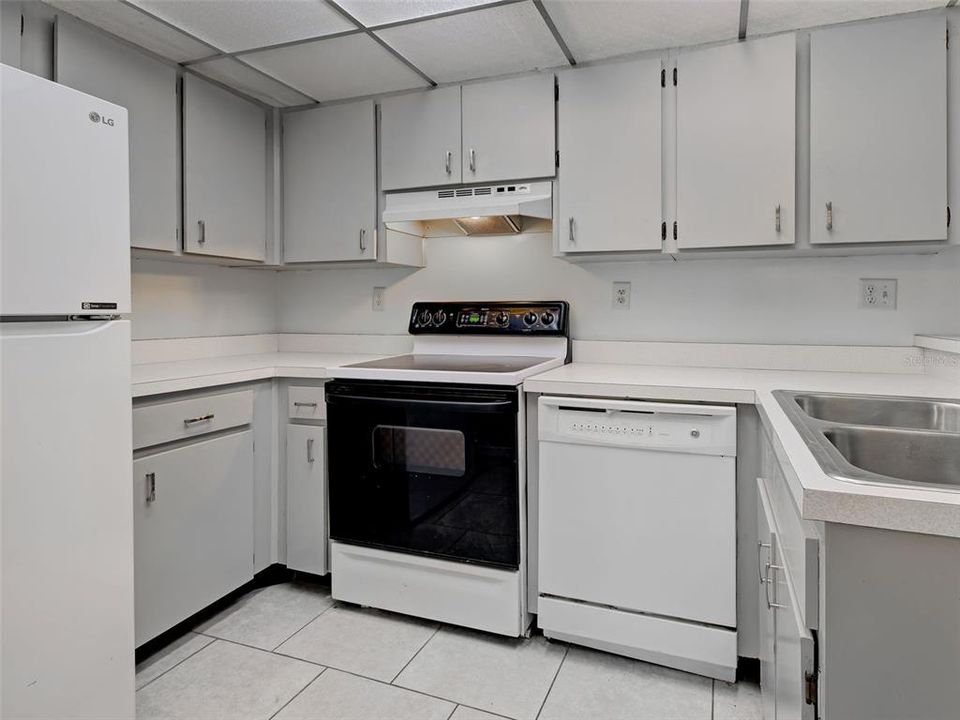 For Sale: $104,900 (1 beds, 1 baths, 634 Square Feet)