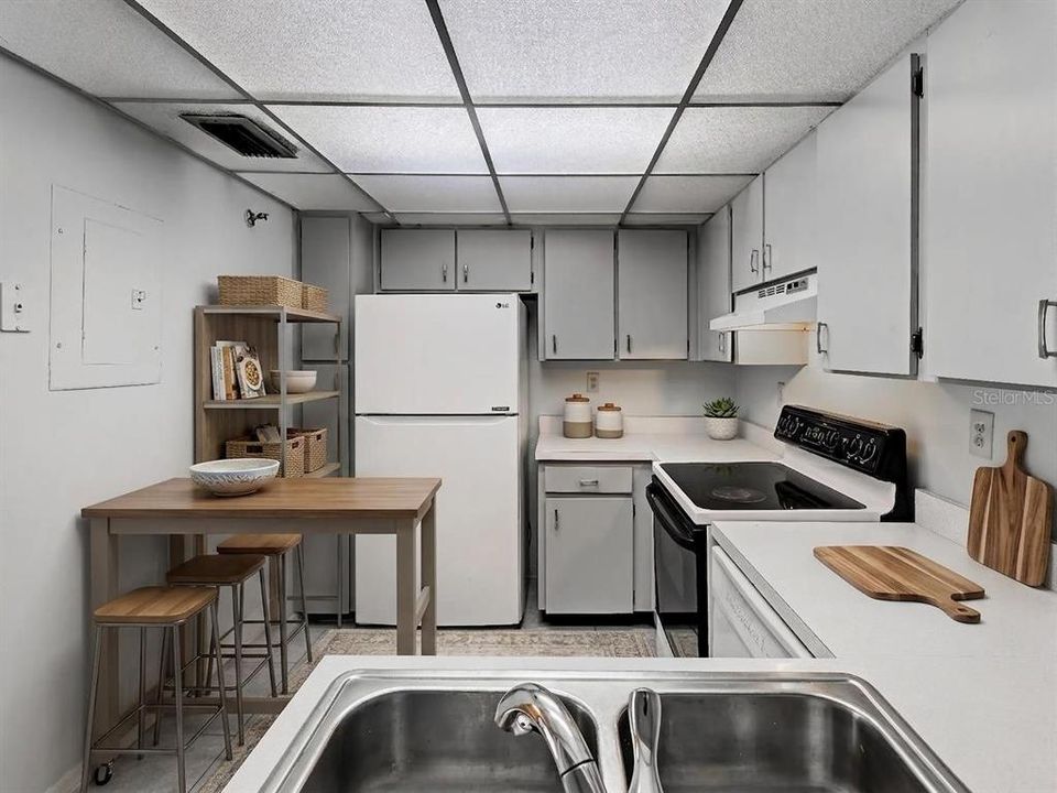 For Sale: $104,900 (1 beds, 1 baths, 634 Square Feet)