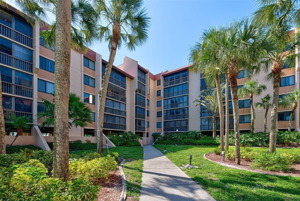 For Sale: $104,900 (1 beds, 1 baths, 634 Square Feet)