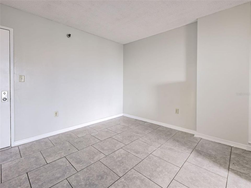 For Sale: $104,900 (1 beds, 1 baths, 634 Square Feet)