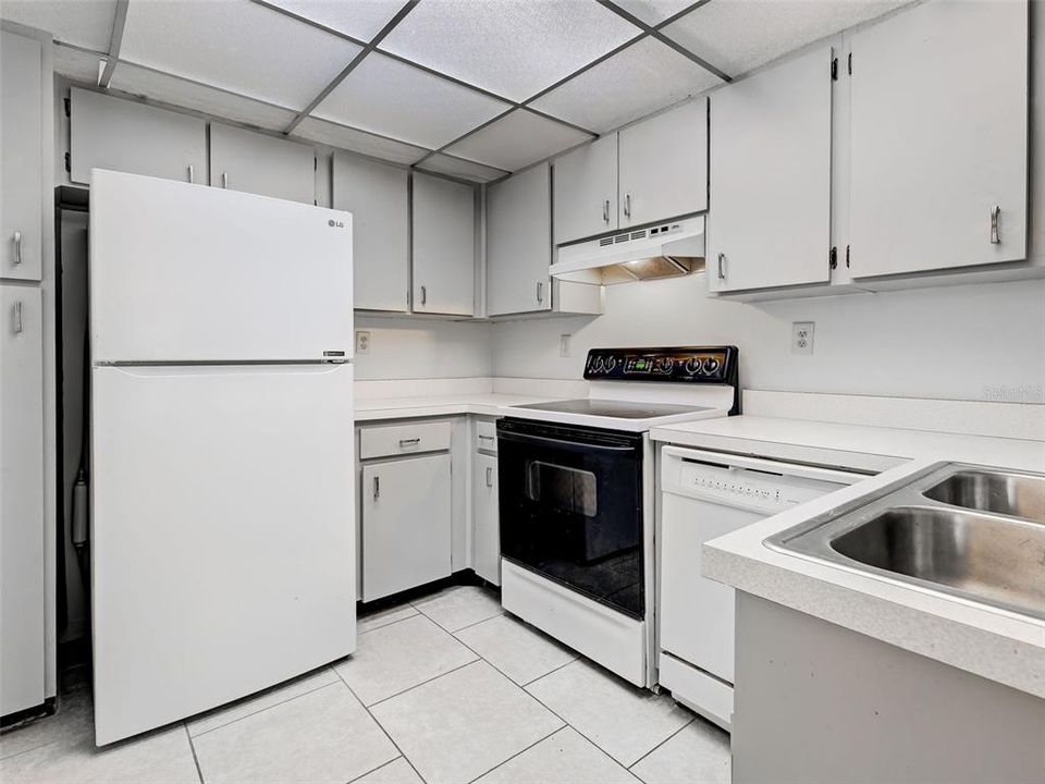 For Sale: $104,900 (1 beds, 1 baths, 634 Square Feet)