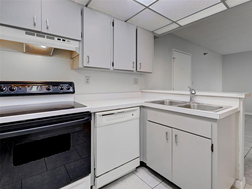 For Sale: $104,900 (1 beds, 1 baths, 634 Square Feet)