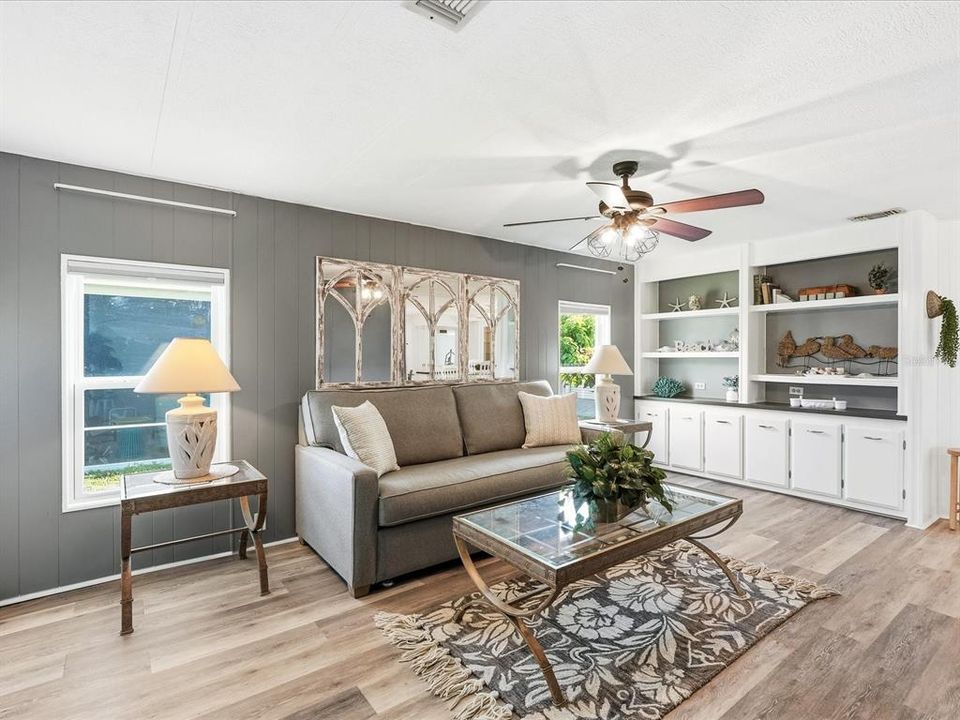 For Sale: $240,000 (2 beds, 2 baths, 1068 Square Feet)