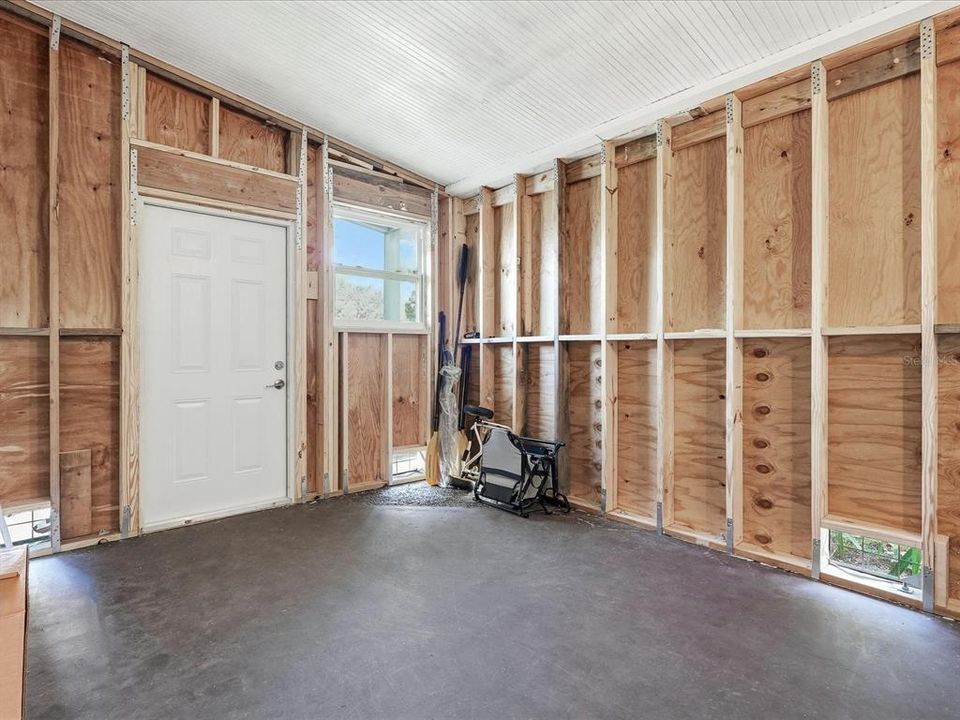 For Sale: $240,000 (2 beds, 2 baths, 1068 Square Feet)