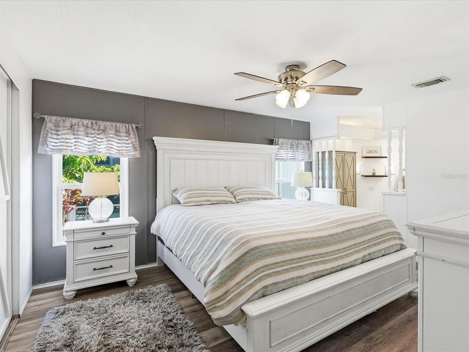For Sale: $240,000 (2 beds, 2 baths, 1068 Square Feet)
