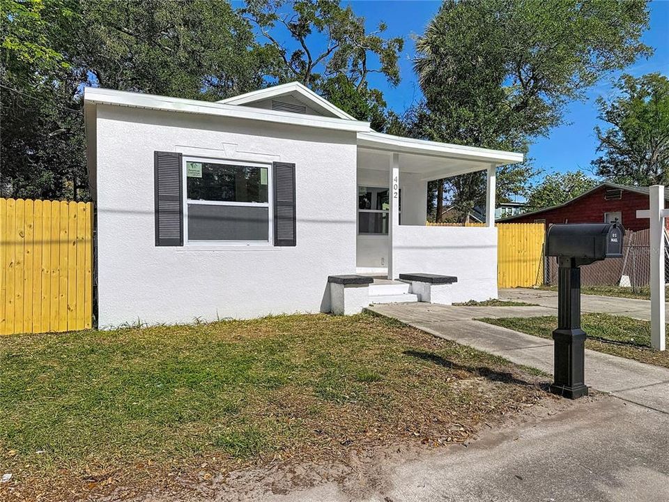 For Rent: $1,900 (2 beds, 1 baths, 895 Square Feet)