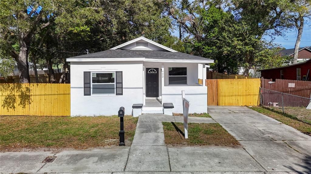 For Rent: $1,900 (2 beds, 1 baths, 895 Square Feet)