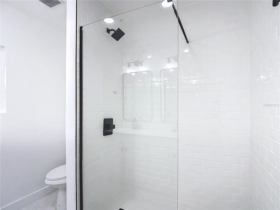 For Rent: $1,900 (2 beds, 1 baths, 895 Square Feet)