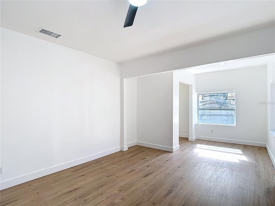 For Rent: $1,900 (2 beds, 1 baths, 895 Square Feet)
