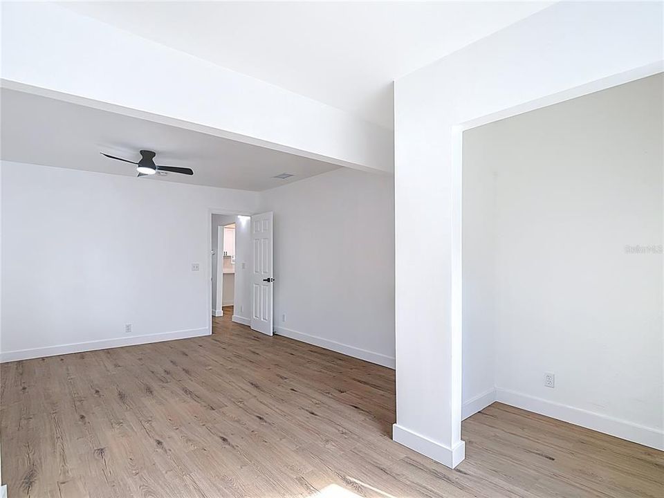 For Rent: $1,900 (2 beds, 1 baths, 895 Square Feet)