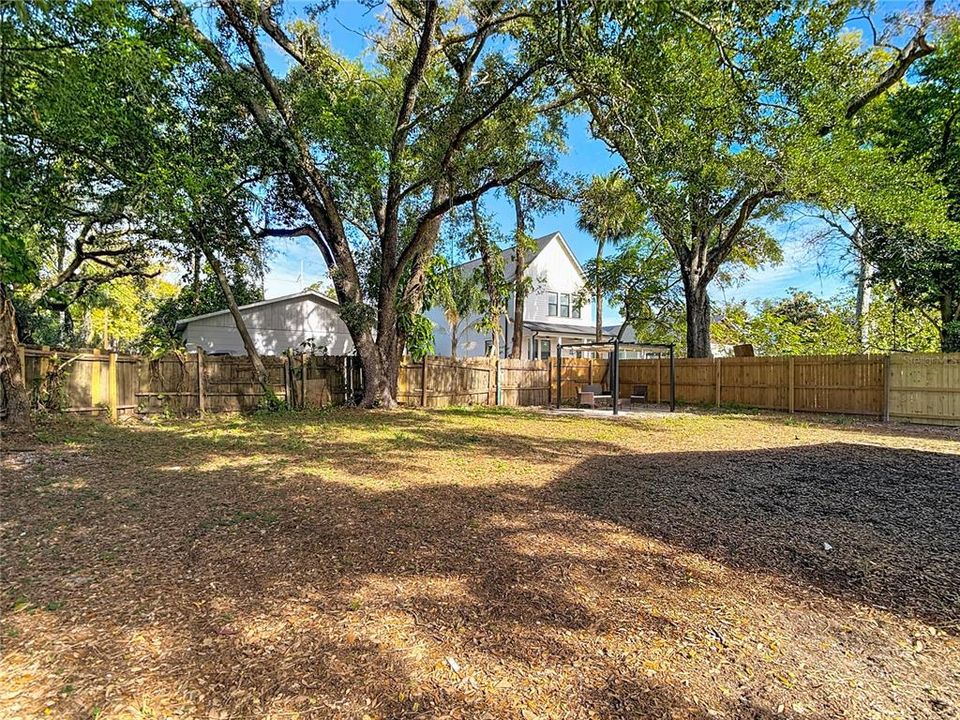 For Rent: $1,900 (2 beds, 1 baths, 895 Square Feet)