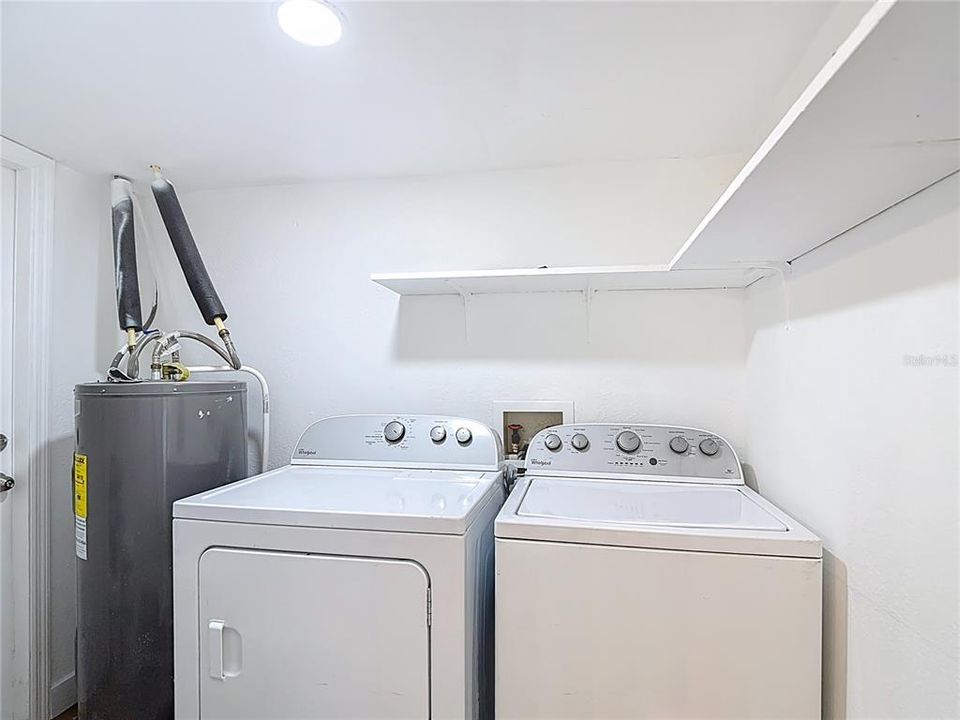 For Rent: $1,900 (2 beds, 1 baths, 895 Square Feet)