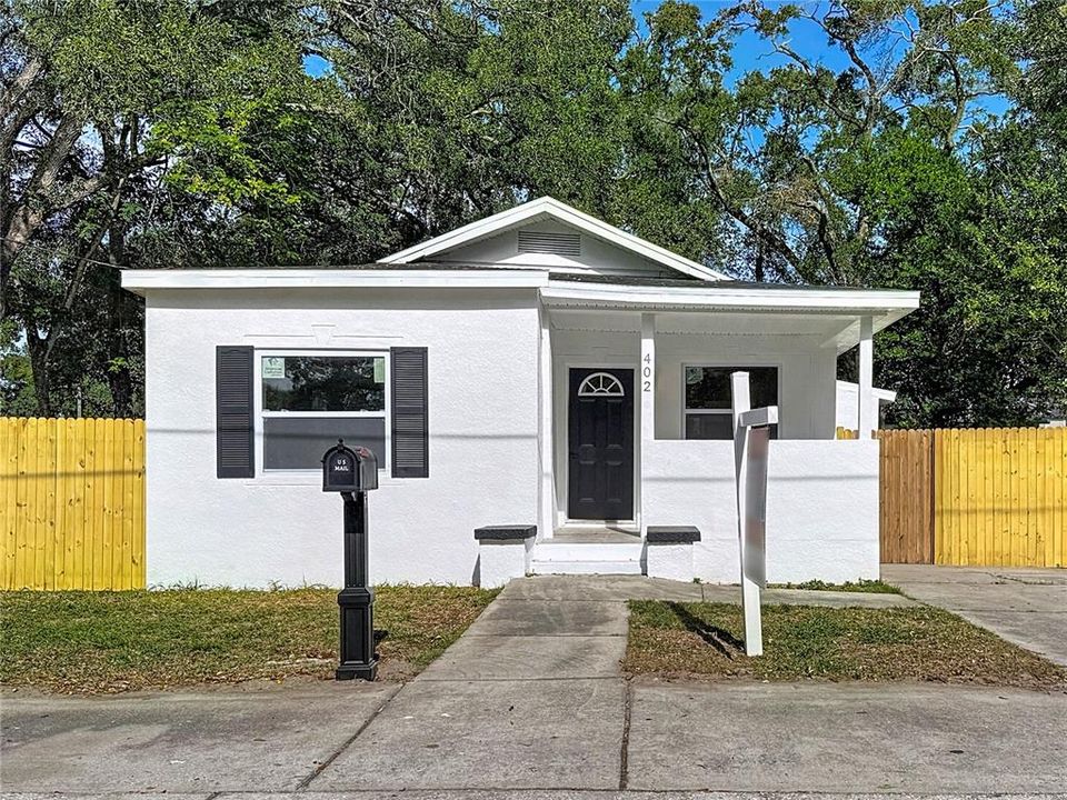 For Rent: $1,900 (2 beds, 1 baths, 895 Square Feet)