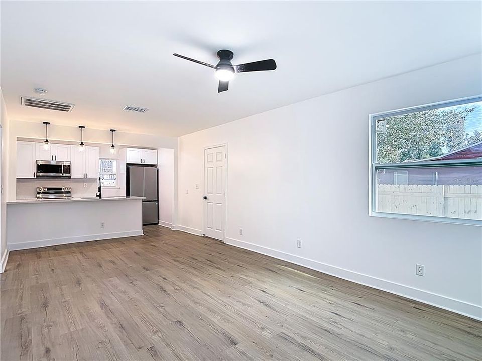 For Rent: $1,900 (2 beds, 1 baths, 895 Square Feet)