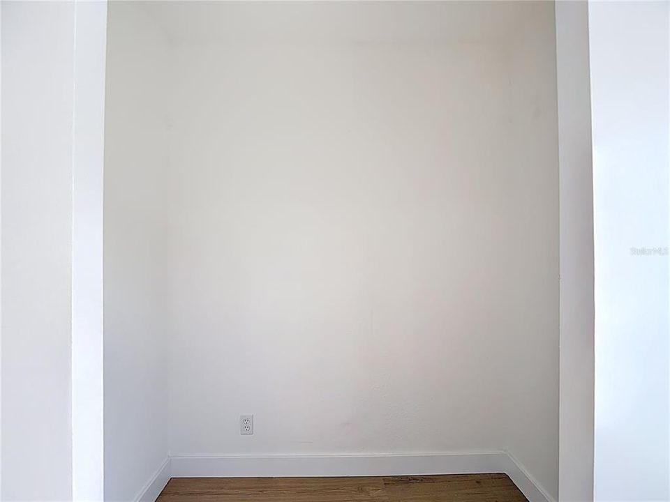 For Rent: $1,900 (2 beds, 1 baths, 895 Square Feet)