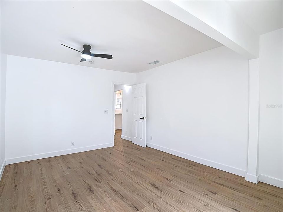 For Rent: $1,900 (2 beds, 1 baths, 895 Square Feet)