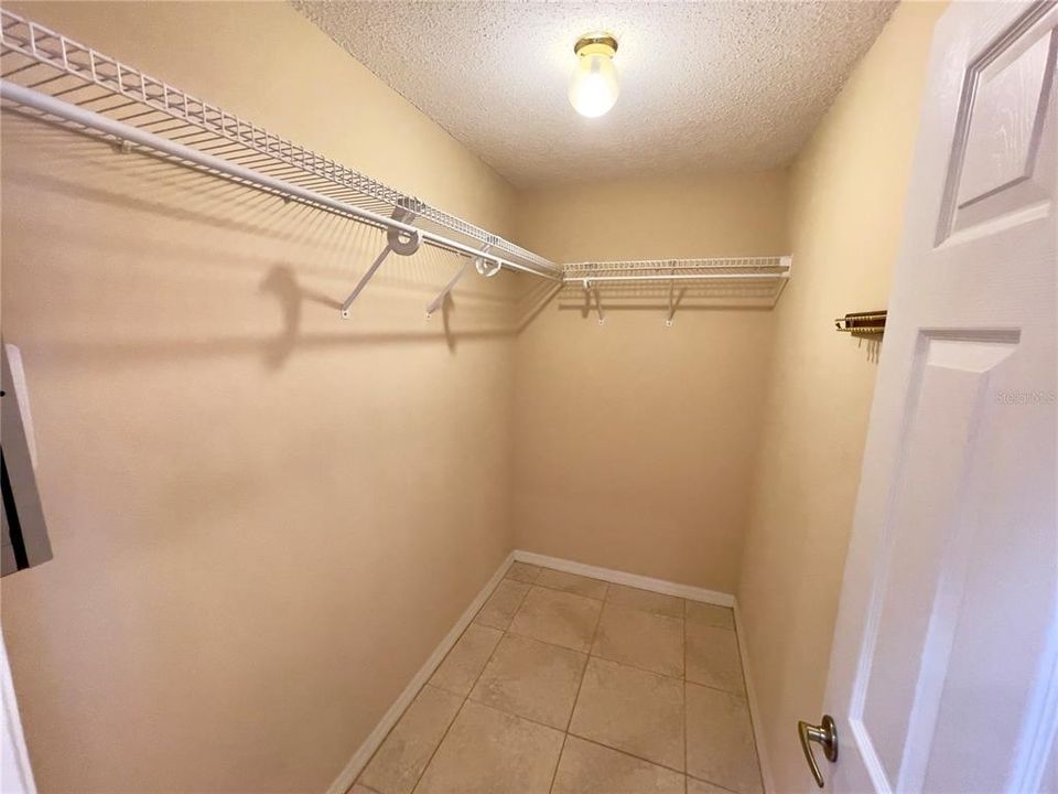 For Rent: $2,450 (3 beds, 2 baths, 1947 Square Feet)