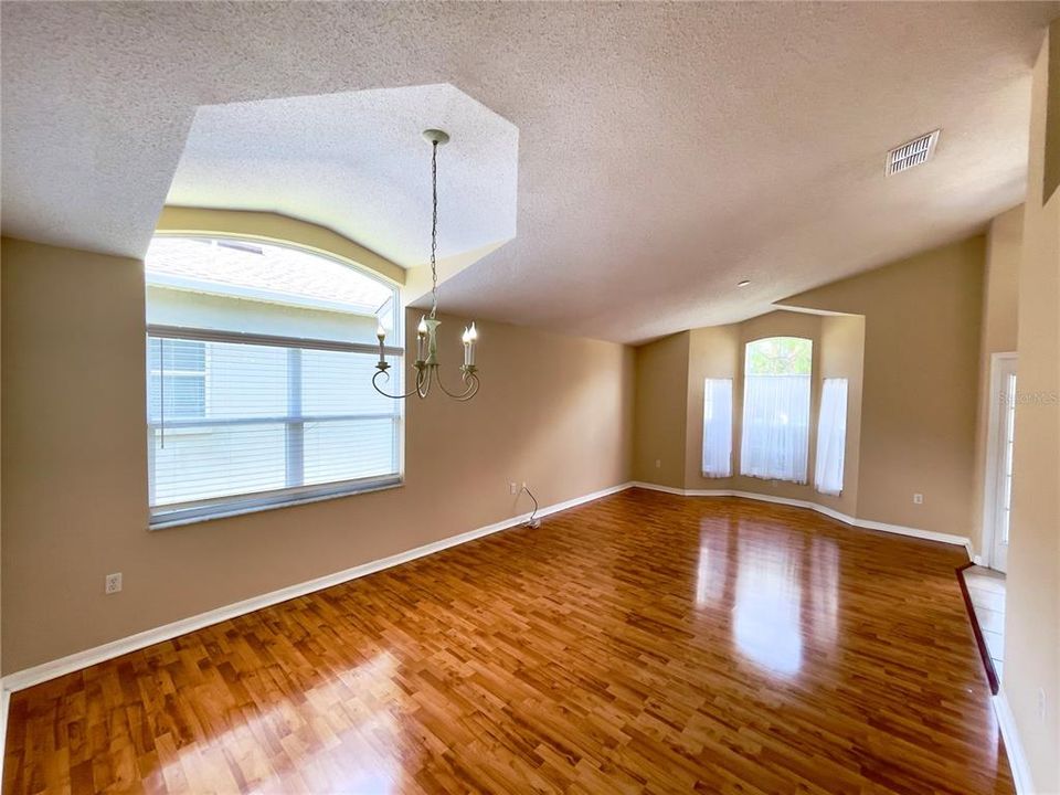 For Rent: $2,450 (3 beds, 2 baths, 1947 Square Feet)