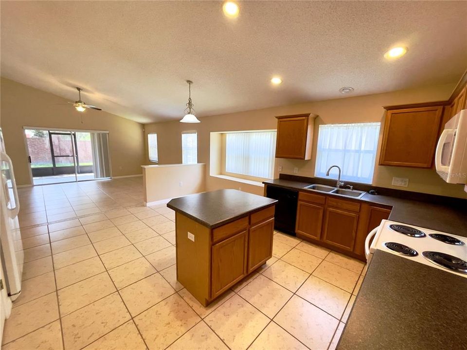 For Rent: $2,450 (3 beds, 2 baths, 1947 Square Feet)