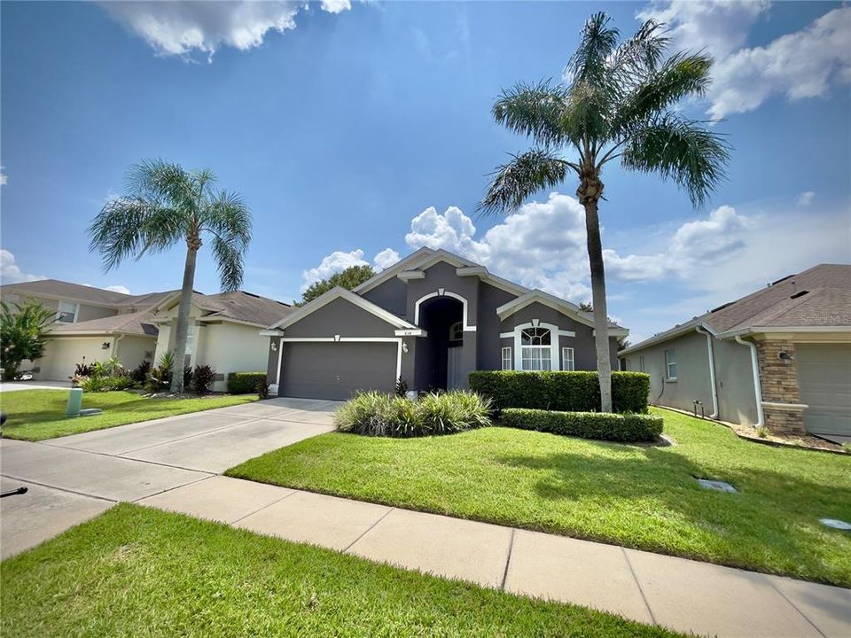 For Rent: $2,450 (3 beds, 2 baths, 1947 Square Feet)