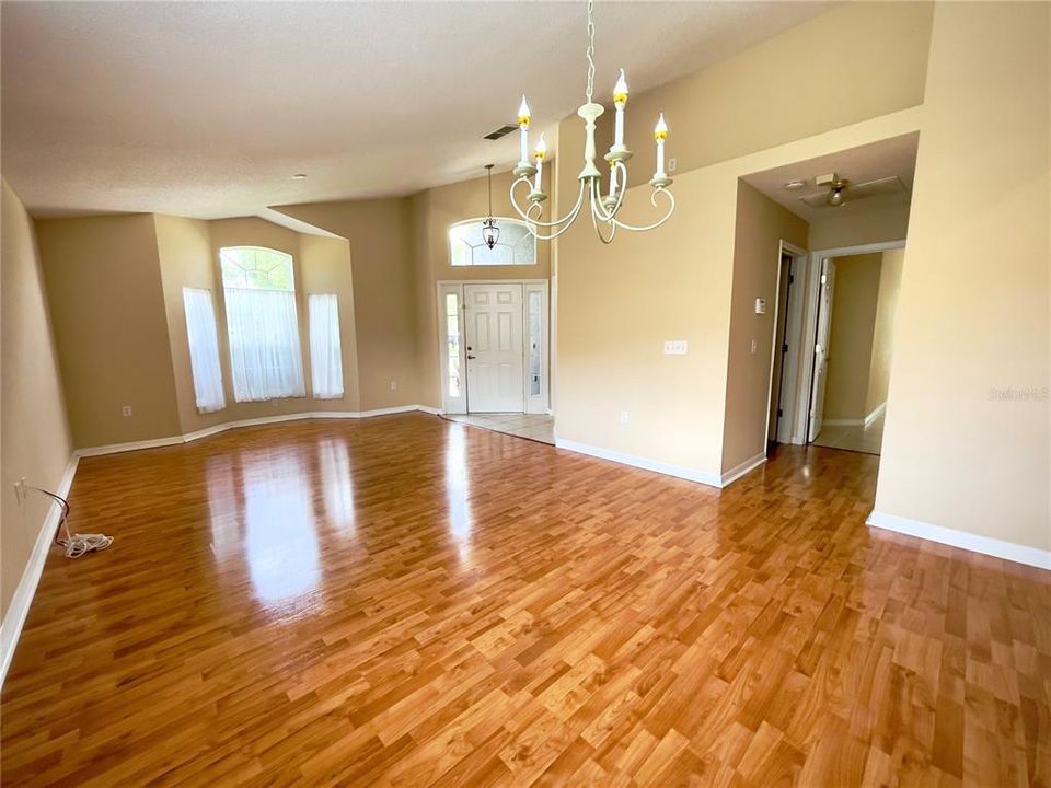 For Rent: $2,450 (3 beds, 2 baths, 1947 Square Feet)