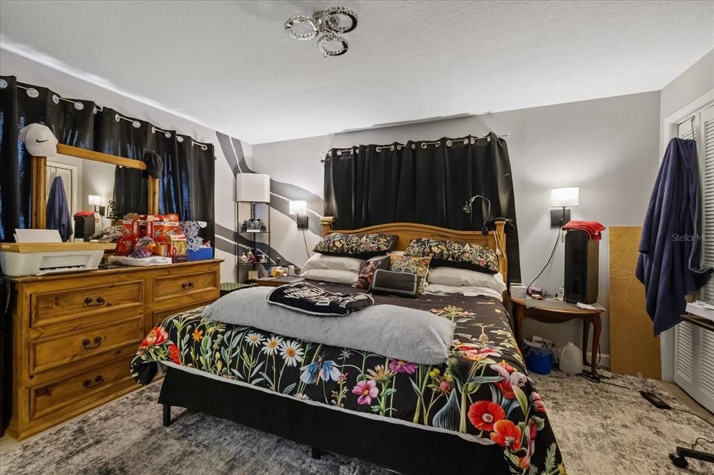 For Sale: $300,000 (4 beds, 2 baths, 1208 Square Feet)