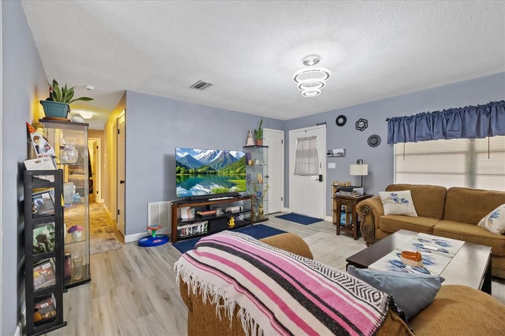 For Sale: $300,000 (4 beds, 2 baths, 1208 Square Feet)