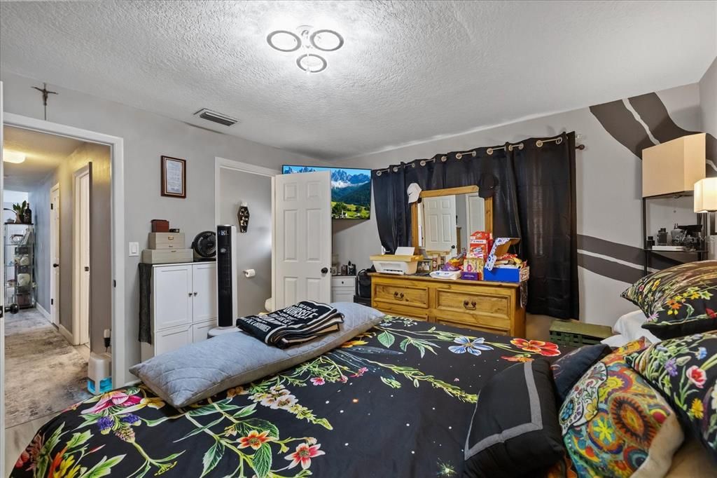 For Sale: $300,000 (4 beds, 2 baths, 1208 Square Feet)