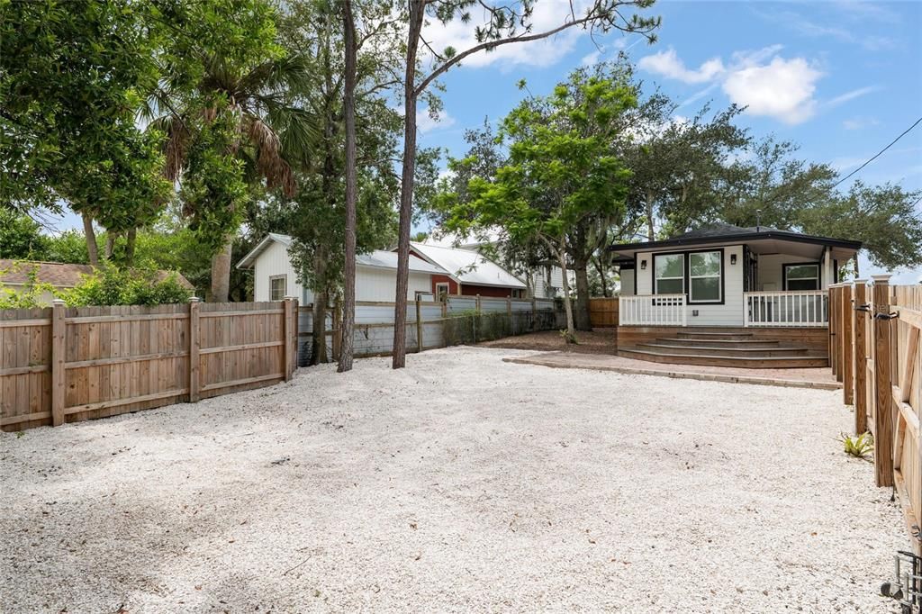 For Sale: $369,000 (2 beds, 1 baths, 865 Square Feet)