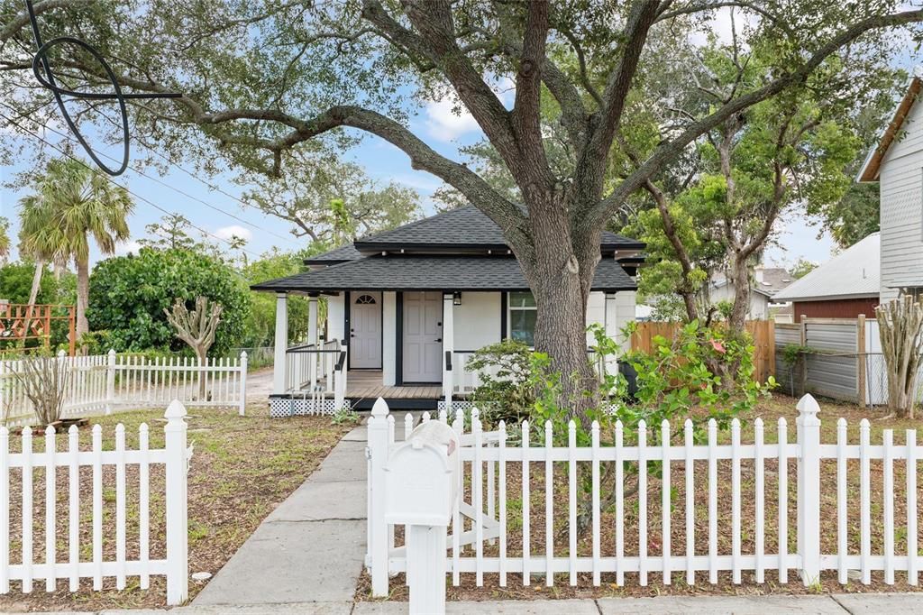 For Sale: $369,000 (2 beds, 1 baths, 865 Square Feet)